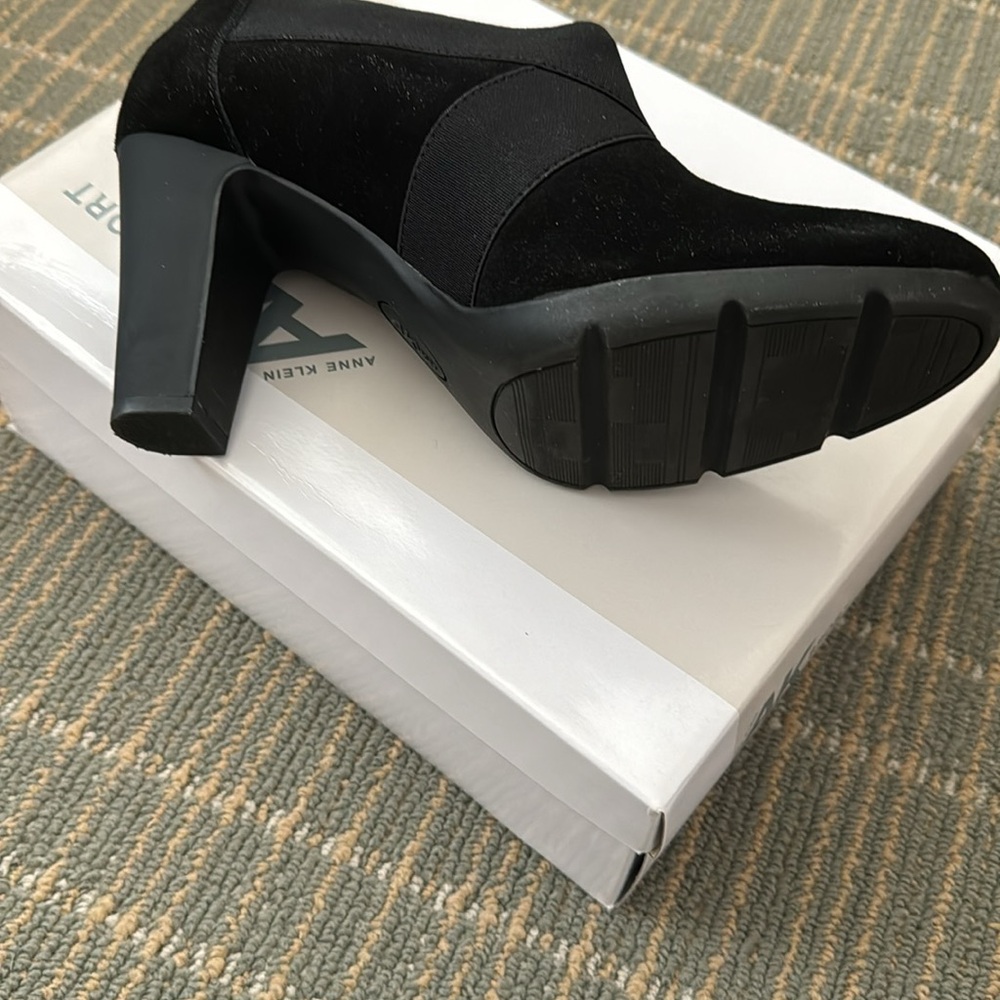 Anne Klein shooties black suede w elastic at instep - Picture 3 of 4